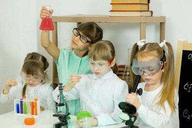 çocuklar bilim deneyleri yapma