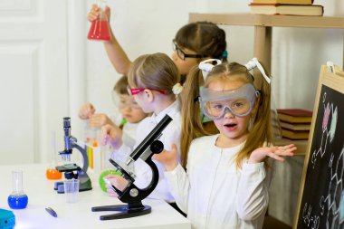 çocuklar bilim deneyleri yapma