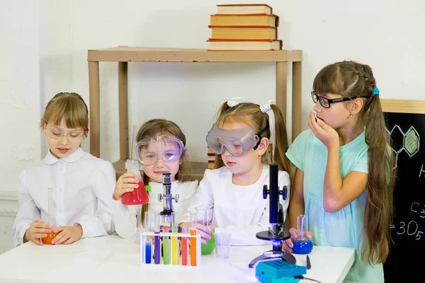 Niños haciendo experimentos científicos — Foto de Stock