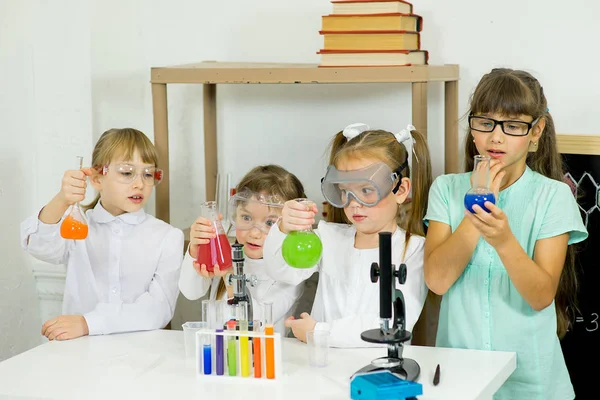 Niños haciendo experimentos científicos — Foto de Stock