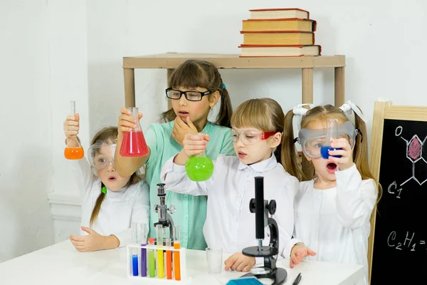 Niños haciendo experimentos científicos — Foto de Stock