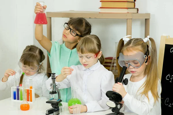 Niños haciendo experimentos científicos — Foto de Stock