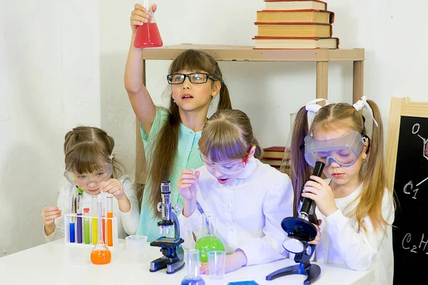 Niños haciendo experimentos científicos — Foto de Stock