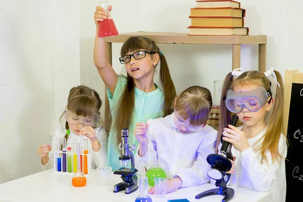 Niños haciendo experimentos científicos — Foto de Stock