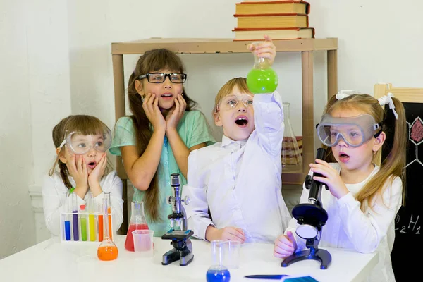 Niños haciendo experimentos científicos —  Fotos de Stock