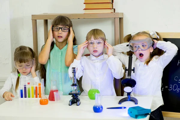 Niños haciendo experimentos científicos — Foto de Stock