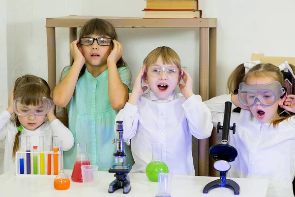 Niños haciendo experimentos científicos — Foto de Stock