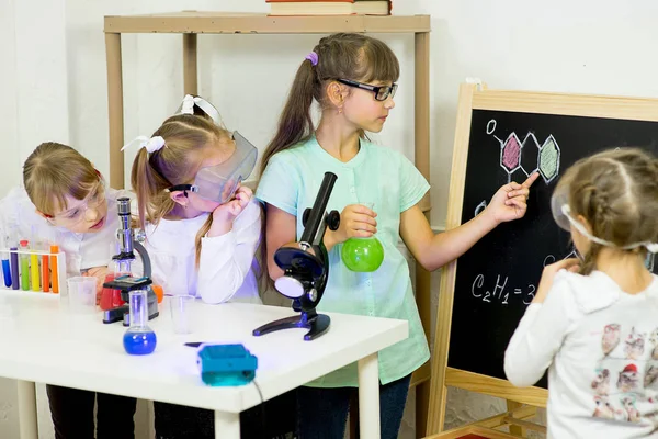 Niños haciendo experimentos científicos —  Fotos de Stock