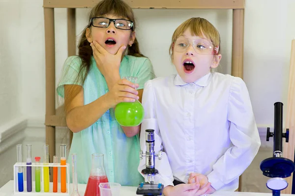 Kids making science experiments — Stock Photo, Image