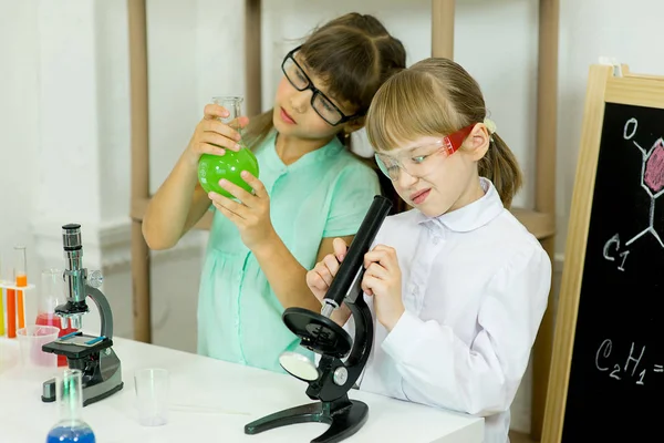 Barn att göra vetenskapliga experiment — Stockfoto