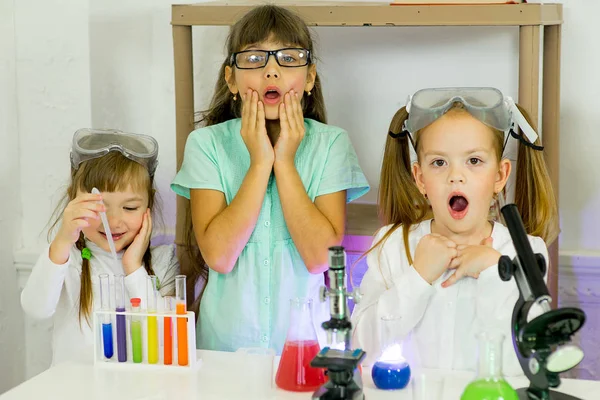 Niños haciendo experimentos científicos —  Fotos de Stock