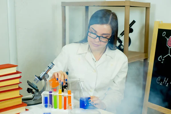 Žena vědec doktor dělat vědecké experimenty — Stock fotografie