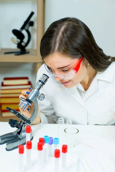 Vrouw wetenschapper arts maken wetenschap experimenten — Stockfoto