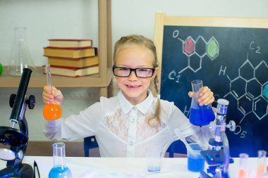 genç kız bilim deneyleri yapma