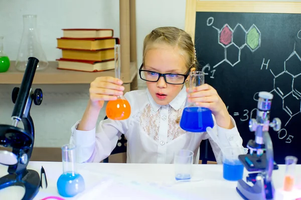 Chica joven haciendo experimentos científicos — Foto de Stock