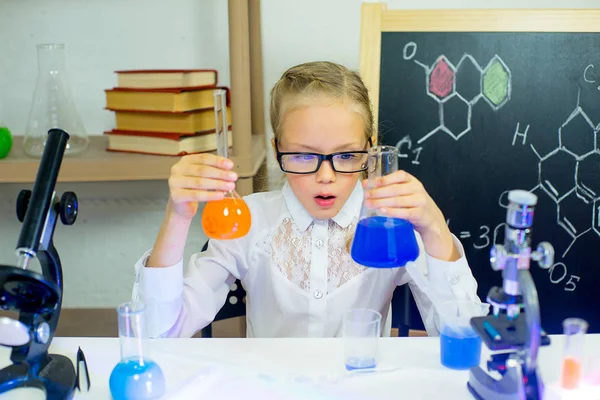 Chica joven haciendo experimentos científicos — Foto de Stock