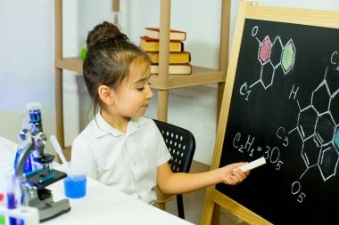 genç kız bilim deneyleri yapma
