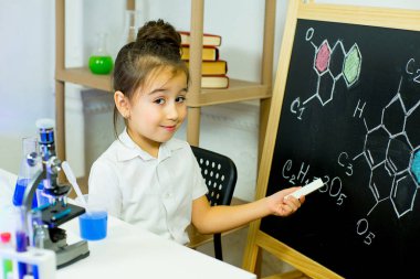 genç kız bilim deneyleri yapma