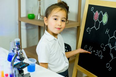 genç kız bilim deneyleri yapma