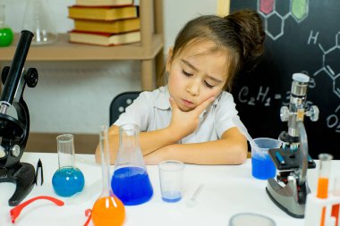 genç kız bilim deneyleri yapma