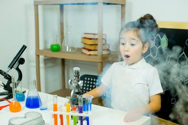 genç kız bilim deneyleri yapma