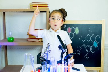 genç kız bilim deneyleri yapma