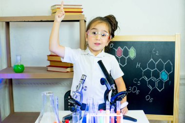 genç kız bilim deneyleri yapma