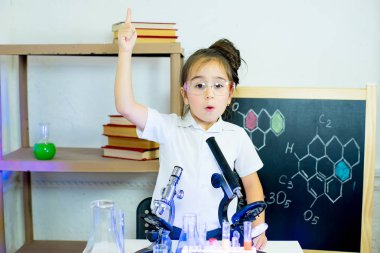 genç kız bilim deneyleri yapma
