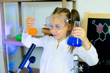 genç kız bilim deneyleri yapma