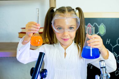 genç kız bilim deneyleri yapma