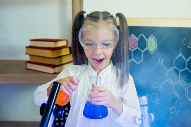 genç kız bilim deneyleri yapma