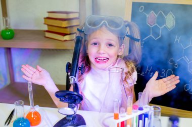 genç kız bilim deneyleri yapma
