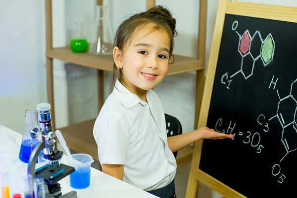 genç kız bilim deneyleri yapma