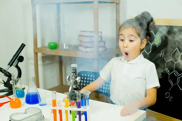 Chica joven haciendo experimentos científicos — Foto de Stock