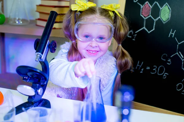 Chica joven haciendo experimentos científicos — Foto de Stock