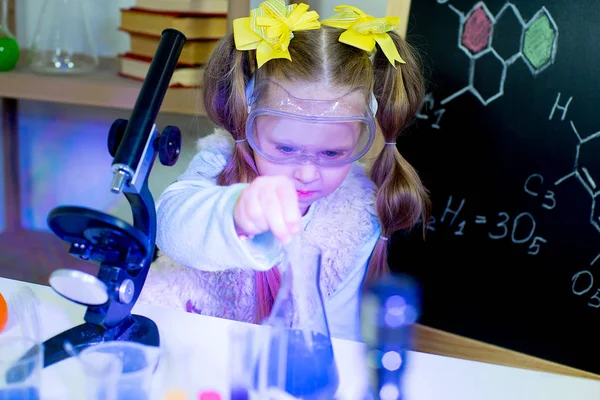 Молода дівчина робить наукові експерименти — стокове фото
