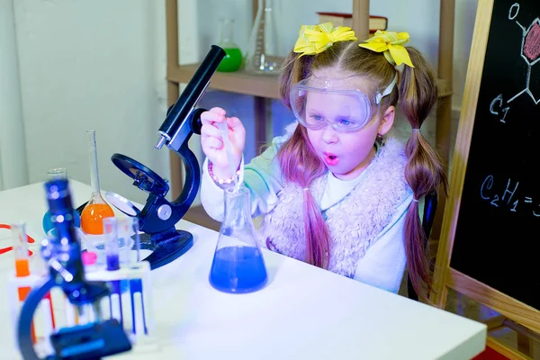 Young girl making science experiments — Stock Photo, Image