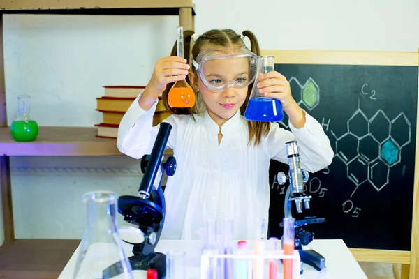 Chica joven haciendo experimentos científicos —  Fotos de Stock