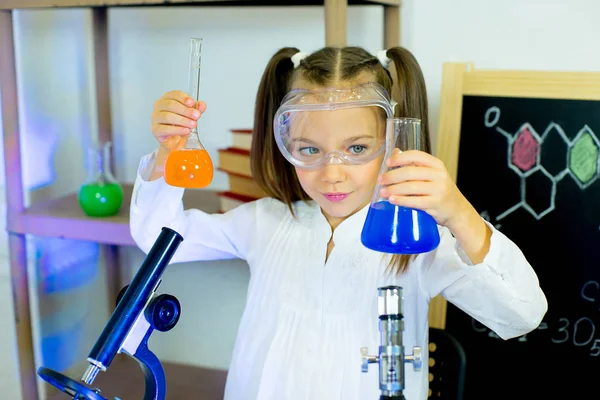 Ung flicka att göra vetenskapliga experiment — Stockfoto