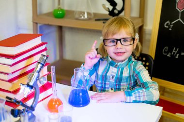 genç kız bilim deneyleri yapma