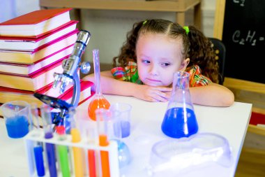 genç kız bilim deneyleri yapma