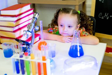 genç kız bilim deneyleri yapma