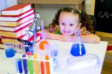 genç kız bilim deneyleri yapma