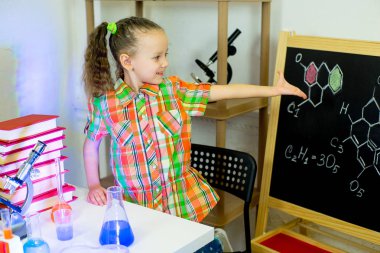 genç kız bilim deneyleri yapma