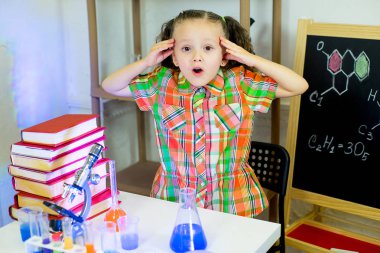 genç kız bilim deneyleri yapma