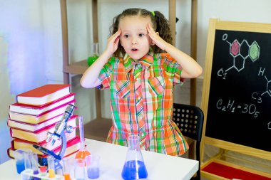 genç kız bilim deneyleri yapma