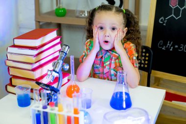 genç kız bilim deneyleri yapma