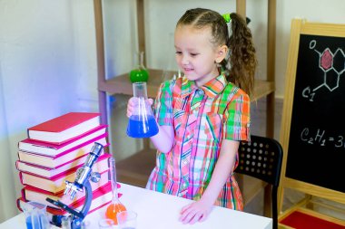 genç kız bilim deneyleri yapma