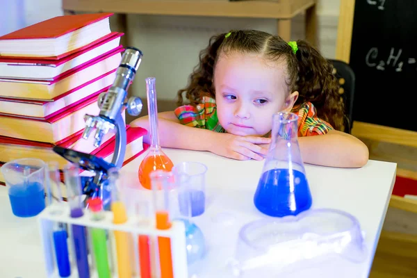genç kız bilim deneyleri yapma