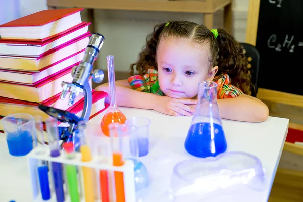 genç kız bilim deneyleri yapma